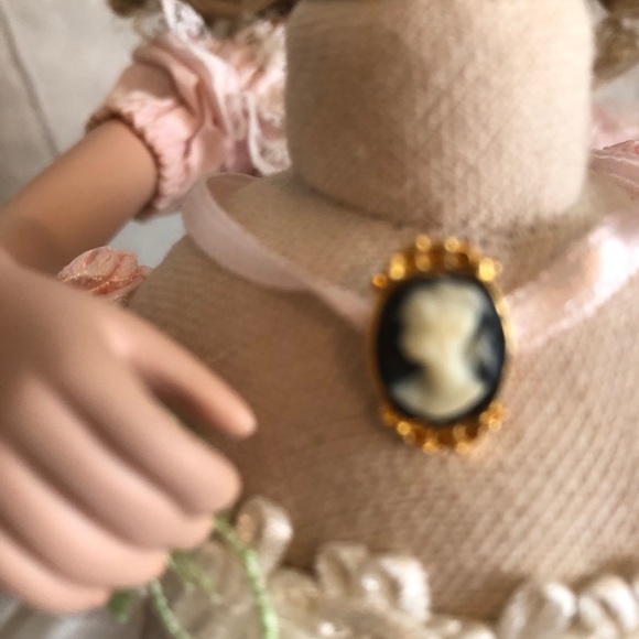 Vintage bride doll from Ashton-Drake Galleries - Picture 5 of 6